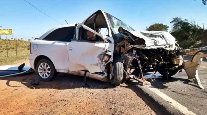 Colisão frontal entre dois carros mata três pessoas na Rodovia João Fiorilo, em Rinópolis