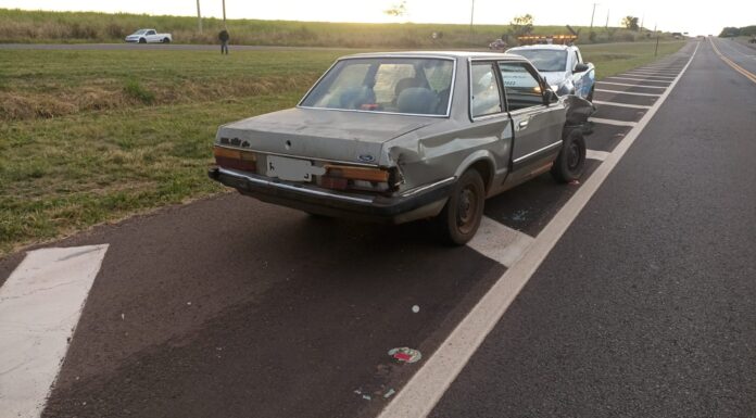 Veículos colidem na SP-294 em Santa Mercedes, um dos condutores é preso por embriaguez