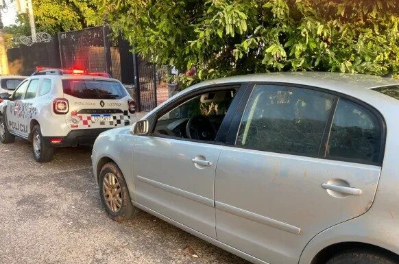 Homem que dormia em carro com arma e R$ 55 mil é preso pela Polícia Militar