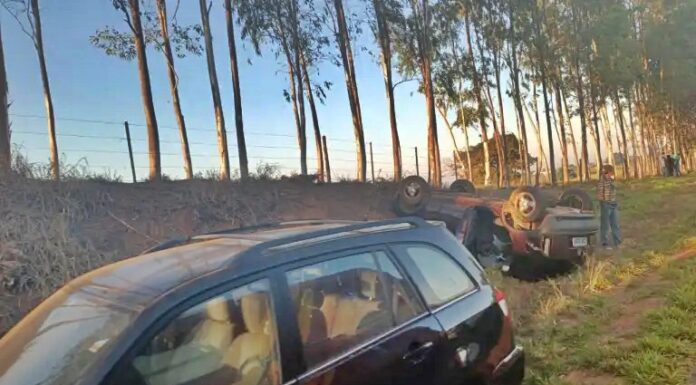 Carro com placas de Lucélia capota próximo ao presídio de Pracinha