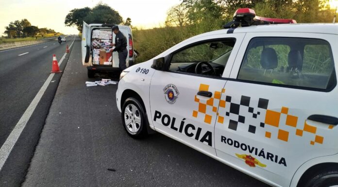 Carro bate em canaleta e é abandonado com carga de cigarros na SP-425 em Presidente Prudente