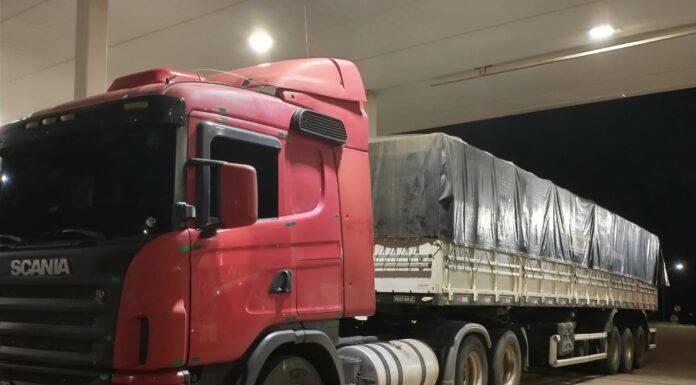 Carreta com registro de roubo é encontrada na SP-270 em Presidente Venceslau
