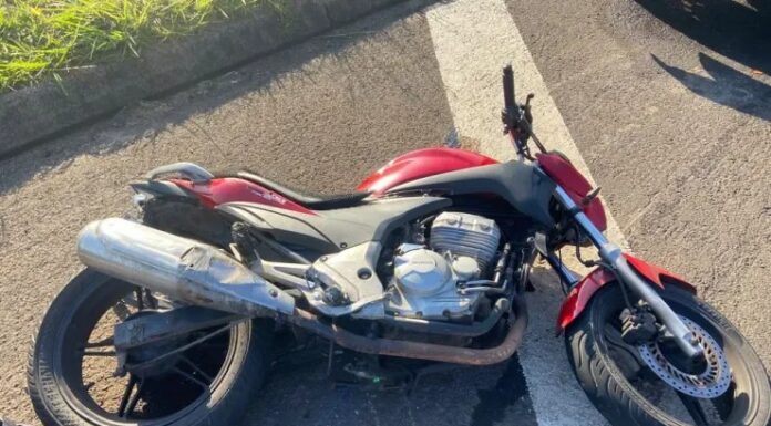 Homem tem ferimentos graves em acidente entre moto e carro na SP-270 em Álvares Machado
