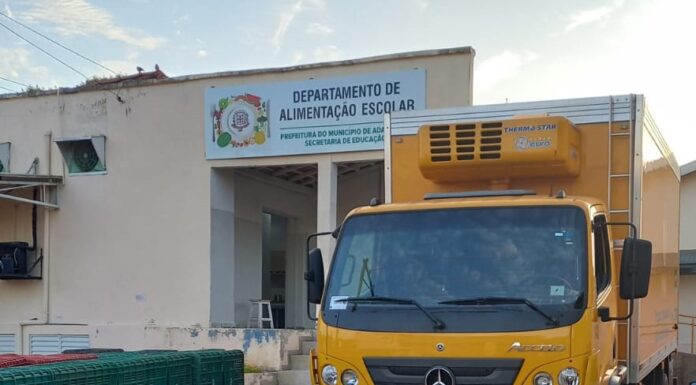 Caminhão frigorífico do Departamento de Alimentação Escolar de Adamantina atende 21 unidades