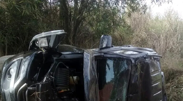 Acidente deixa três feridos e caminhonete destruída em Salmourão