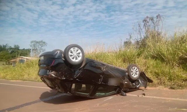 Motorista perde controle e carro capota em vicinal de Presidente Venceslau