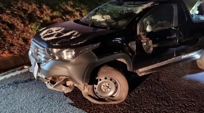 Veículo capotou após colidir em canaleta de concreto na SP-294 em Dracena