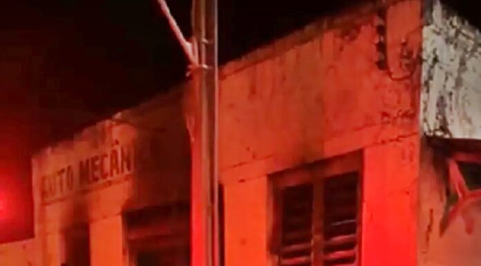Picape causa incêndio em oficina mecânica, em Osvaldo Cruz