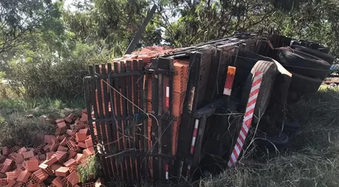 Caminhão com carga de tijolos tomba fora da pista da Rodovia Comandante João Ribeiro de Barros, em Adamantina