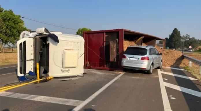 Caminhão tomba e atinge carro na SP-294, em Adamantina