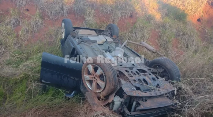 Médico bate carro em barranco e capota na SP-501 em Flora Rica