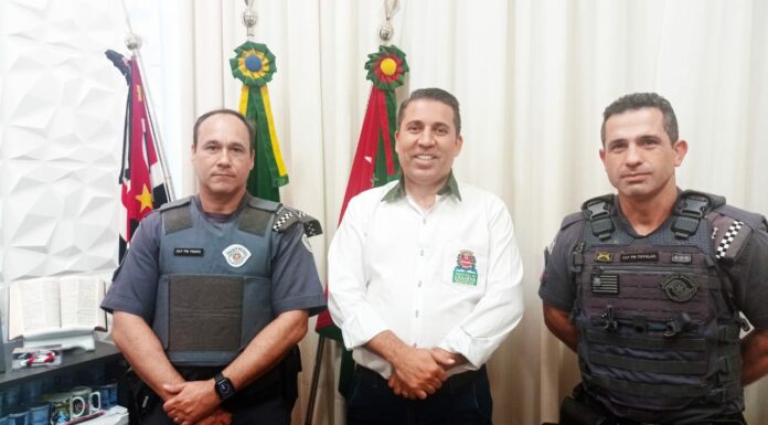 Capitães da PM conhecem sistema de monitoramento de câmeras de segurança do município