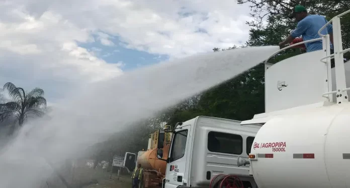 Vegetação próxima ao clube de campo do Salto Botelho em Lucélia pega fogo