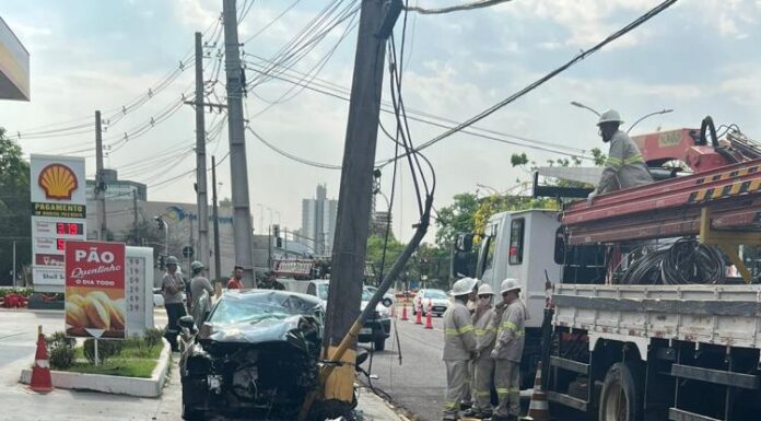 Carro fica destruído em colisão contra poste em avenida de Presidente Prudente