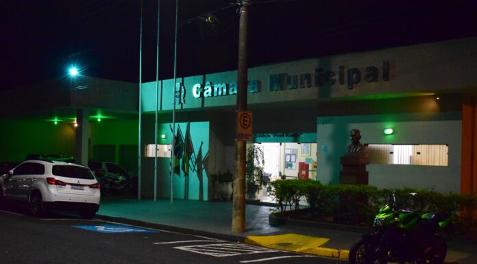 Prédio da Câmara Municipal de Dracena se ilumina em apoio ao Setembro Verde