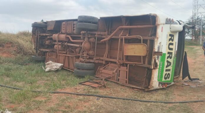 Homem morre e seis ficam feridos em acidente de ônibus na SP-425 em Martinópolis
