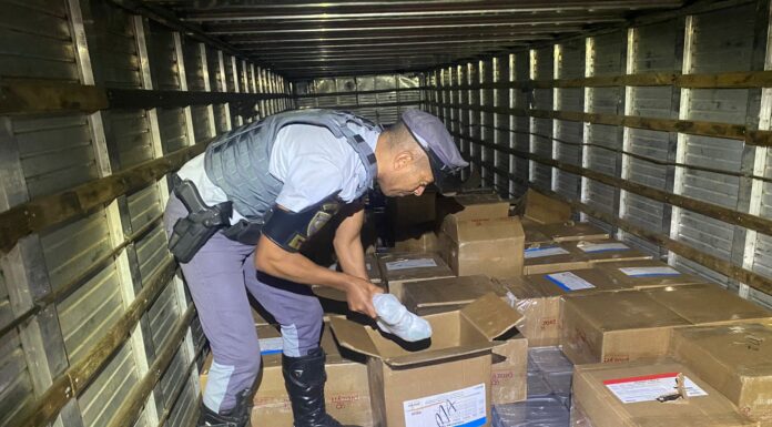Casal é preso com quase 140 quilos de maconha, celulares e relógios na SP-421 em Nantes