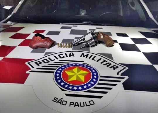 PM prende homem por porte ilegal de arma e ameaça em Osvaldo Cruz