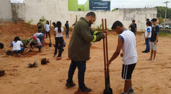 Pomar Urbano: Meio Ambiente realiza plantio de árvores frutíferas em frente à Escola Alfredo Machado
