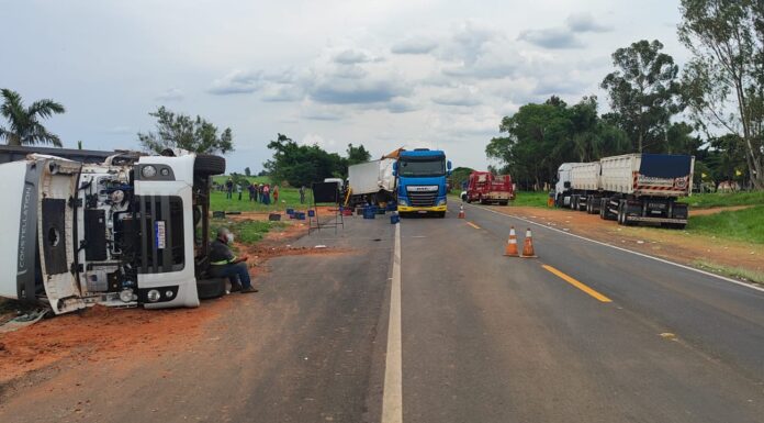 Acidente entre três carretas e um caminhão deixa três feridos na SP-457 em Rancharia