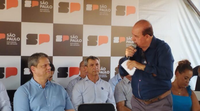 Governador Tarcísio faz entregas de casas em três cidades da região