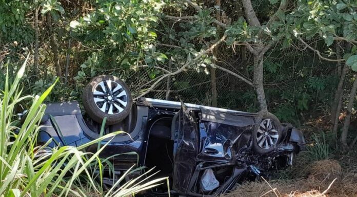 Acidente com dois veículos provoca capotamento na SP-425 entre Indiana e Prudente