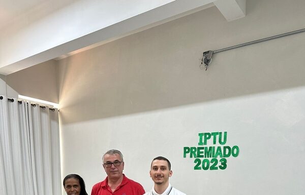 “IPTU Premiado”: ganhadores comparecem ao Paço Municipal para retirar prêmios