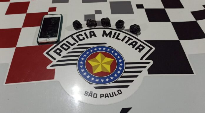 POLÍCIA MILITAR PRENDE HOMEM POR PORTE DE DROGAS, DESOBEDIÊNCIA, RESISTÊNCIA E DIREÇÃO PERIGOSA EM TUPI PAULISTA