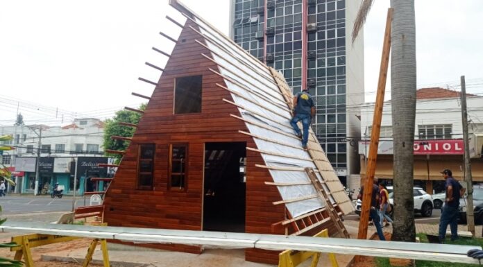 Casinha do Papai Noel é construída na praça e será fixa