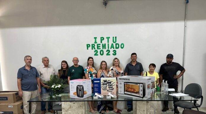 Contribuintes sorteados na campanha IPTU Premiado 2023 retiram prêmios