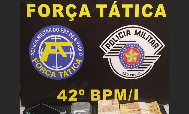 PM flagra homem e adolescente durante tráfico em Santo Anastácio