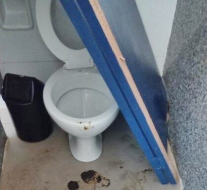 Vândalos danificam sanitários recém-inaugurados em praça de Osvaldo Cruz