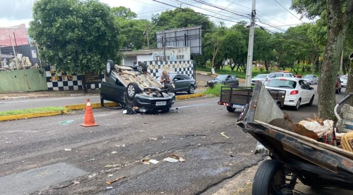 Carro capota ao bater em carreta reboque estacionada em Prudente