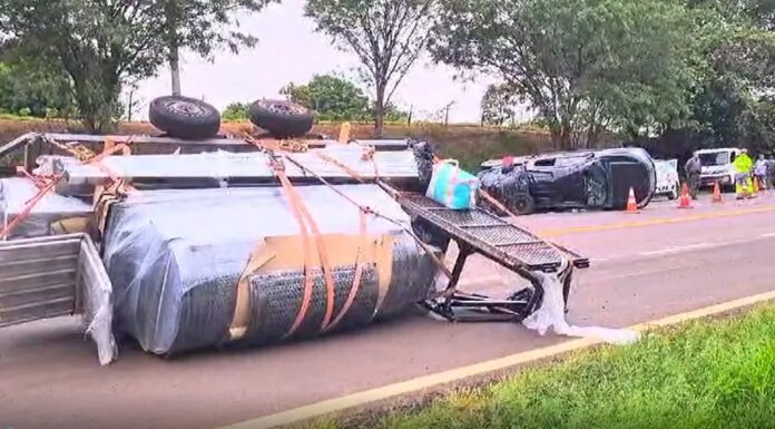 Caminhonete capota e reboque se solta na SP-563 em Tupi Paulista