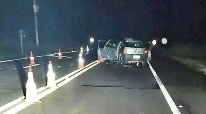Motorista morre ao colidir carro em traseira de caminhonete em Martinópolis