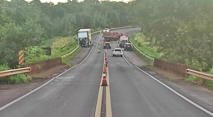 Colisão entre dois caminhões causa uma morte na SP-421 em Taciba