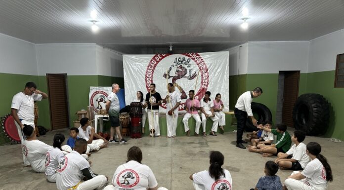 Associação de Capoeira Filhos de Abaeté recebe novos instrumentos e a visita do prefeito André