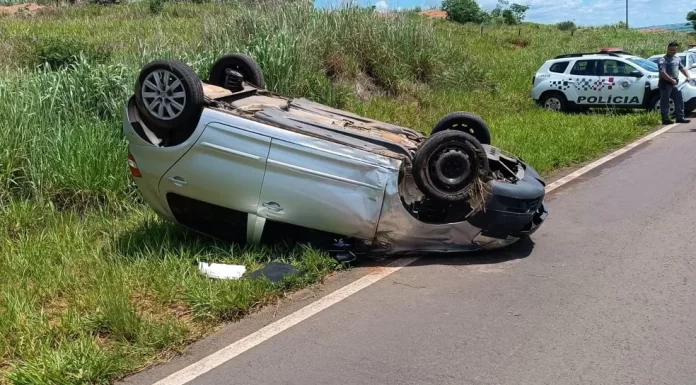 Irmãs ficam feridas ao capotar carro na rodovia Júlio Budiski, em Flora Rica