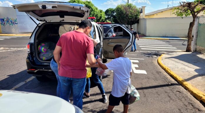Polícia Civil entrega de presentes da campanha “Papai Noel dos Correios” em Dracena
