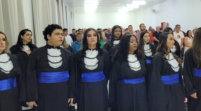 Faculdade de Junqueirópolis forma novos pedagogos