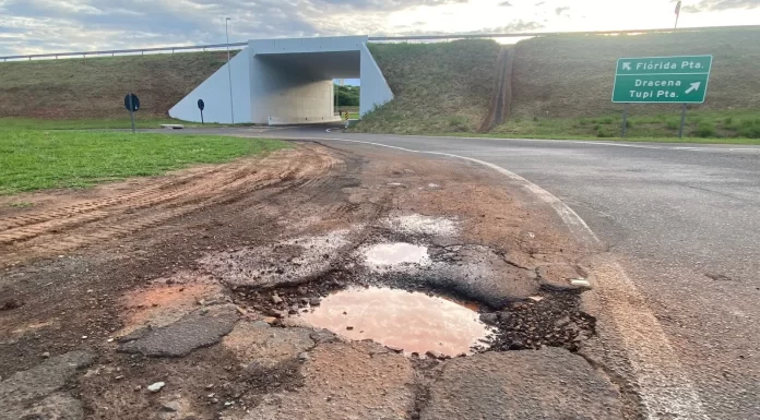 Rotatória no trevo de acesso da SP-294 apresenta problemas e gera reclamações em Flórida Paulista