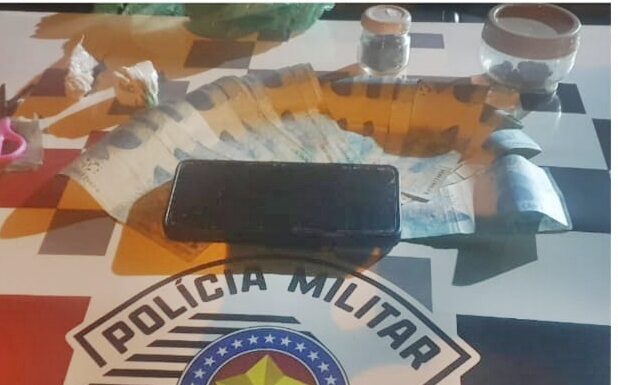 Homem é preso por tráfico após mudar de comportamento ao ver a viatura