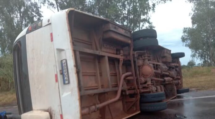 Micro-ônibus tomba e 14 trabalhadores rurais ficam feridos em Mirante do Paranapanema