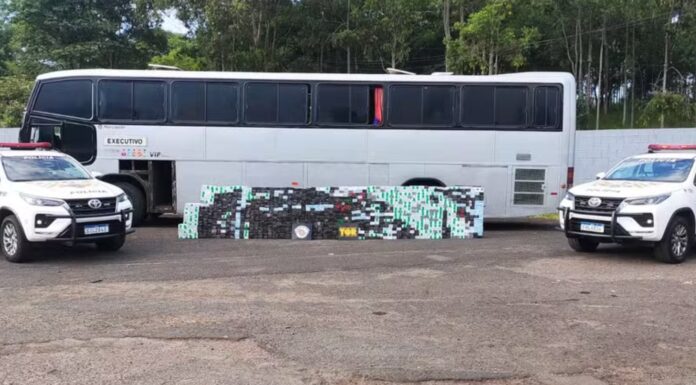 Fiscalização apreende carga de 1.178 aparelhos celulares sem notas fiscais escondidos em fundo falso na estrutura de ônibus