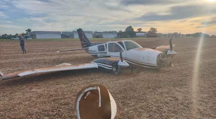 Avião bimotor cai no interior de SP; piloto fugiu