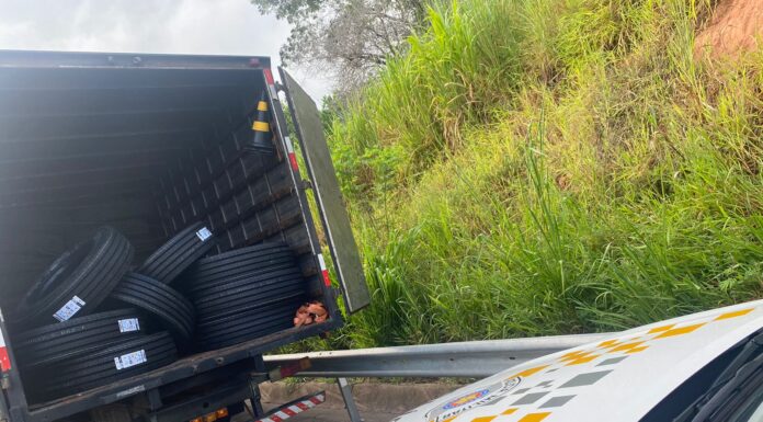 Polícia Rodoviária apreende 100 pneus contrabandeados na SP-425 em Regente Feijó