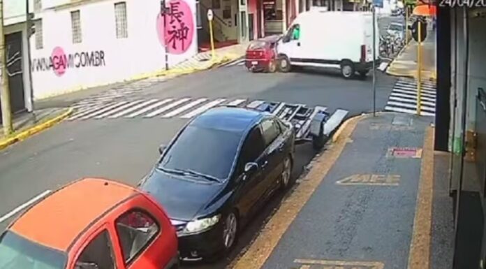 Carro na contramão é atingido por van em cruzamento na região central de Bauru
