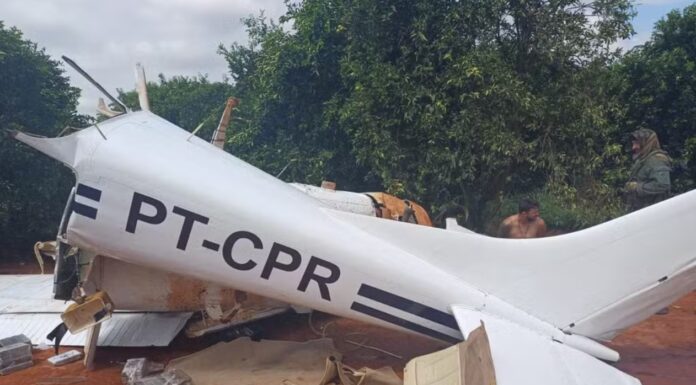 Avião quebra ao meio e revela drogas em pouso forçado após ser interceptado no interior de SP