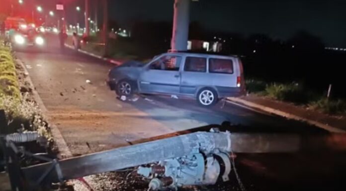 Adolescente pega carro escondido do pai, dá carona a amigos, mas bate contra poste e deixa 3,2 mil casas sem energia elétrica, em Presidente Prudente