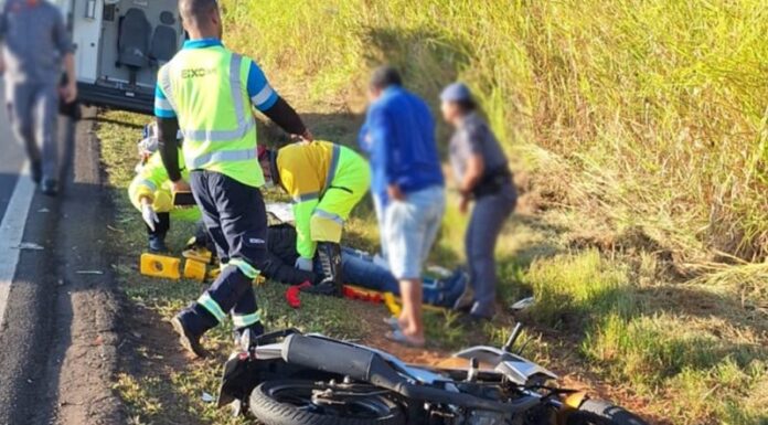 Acidente entre carro e moto deixa homem ferido, em Flórida Paulista